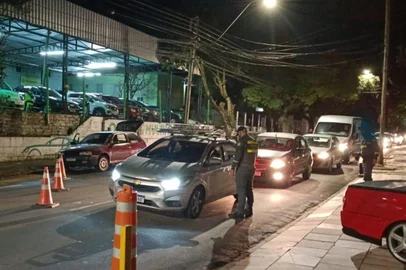Blitz flagra 24 condutores sob efeito de álcool em Caxias do Sul. Operação Balada Segura aconteceu na Rua Visconde de Pelotas, no bairro Pio X.<!-- NICAID(16316074) -->