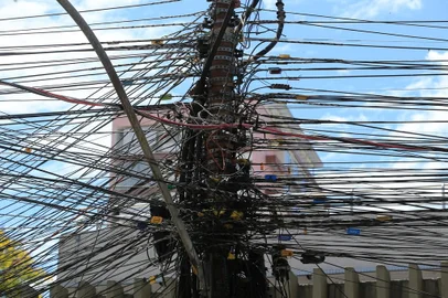 PORTO ALEGRE, RS, BRASIL - 27/10/2023  - Emaranhado de fios na Rua Ramiro Barcelos, e na Ramiro com a Av. Independência. FOTO: RONALDO BERNARDI, AGÊNCIA RBS<!-- NICAID(15581240) -->