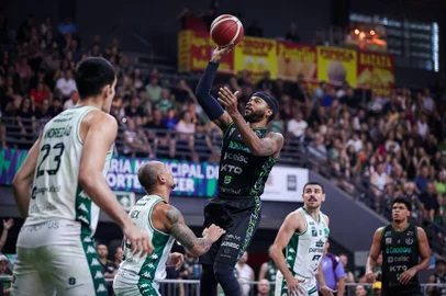 Vinicius Molz Schuber / Divulgação/Ceisc União Corinthians Jeremy Hollowell, NBB, basquete