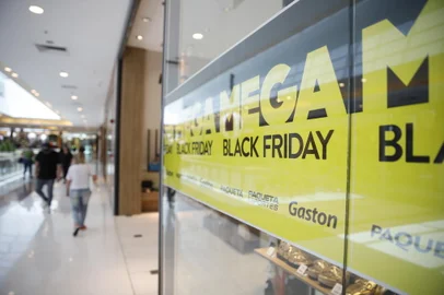 23/11/2023 - PORTO ALEGRE, RS, BRASIL - A Black Friday nas lojas da Capital. FOTO: ANSELMO CUNHA, AGÊNCIA RBS<!-- NICAID(15606546) -->