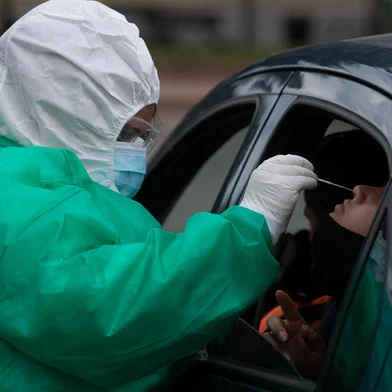 A person undergoes a PCR test for COVID-19 at a testing facility set up in front of the Uruguayan Congress in Montevideo on December 18, 2020, amid the novel coronavirus pandemic. - The Uruguayan Senate on Friday approved a bill to limit the right to assembly, following a spike in the number of COVID-19 cases in the South American country. (Photo by Pablo PORCIUNCULA / AFP)Editoria: HTHLocal: MontevideoIndexador: PABLO PORCIUNCULASecao: diseaseFonte: AFPFotógrafo: STF<!-- NICAID(14787822) -->