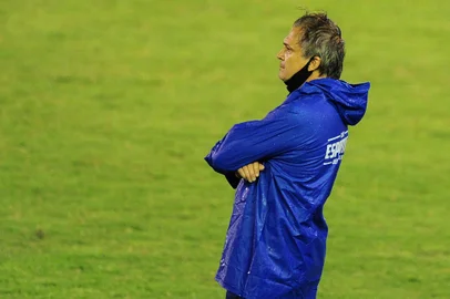 BENTO GONÇALVES, RS, BRASIL, 17/03/2021. Esportivo x Remo-PA. jogo válido pela primeira fase da Copa do Brasil 2021 e realizado no Parque Esportivo Montanha dos Vinhedos. Luiz Carlos Winck , técnico do Esportivo. (Porthus Junior/Agência RBS)<!-- NICAID(14737579) -->