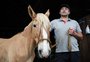 Morador de Roca Sales atingido pela enchente decide vender égua Shakira, mas comprador paga para que animal siga com a família