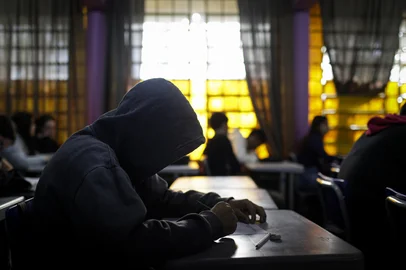Canoas, RS, Brasil, 16-05-2025: Estudantes em sala de aula na Escola Estadual de Ensino Médio Margot Terezinha Noal, no bairro Estância Velha. Escolas públicas enfrentam casos de abandono escolar. Foto: Mateus Bruxel / Agência RBSIndexador: MATEUS BRUXEL<!-- NICAID(16038953) -->
