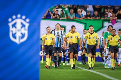 FUTEBOL/CAMPEONATO BRASILEIRO 2022 /GREMIO X CHAPECOENSE - ESPORTES - Lance da partida entre Gremio e Chapecoense disputada na noite desta terÃ§a-feira, na Arena Conda, em Chapeco,n em partida valida pela Campeonato Brasileiro 2022. FOTO: LUCAS UEBEL/GREMIO FBPA<!-- NICAID(15159017) -->