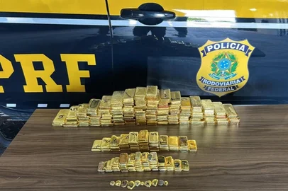A Polícia Rodoviária Federal (PRF) em Roraima apreendeu mais de 100 barras de ouro maciço, totalizando 103 kg. A apreensão ocorreu na tarde desta segunda-feira, 4, na BR 401 em Boa Vista/RR. Pela cotação atual, o valor do montante apreendido pode ultrapassar R$ 60 milhões.<!-- NICAID(16094529) -->