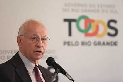 Programa RS Energias RenováveisPORTO ALEGRE, RS, BRASIL 03.08.2016: O governo do Estado lançou, nesta quarta-feira (3), o programa RS Energias Renováveis, que vai permitir o acesso de pessoas jurídicas a linhas de crédito para instalação de empreendimentos voltados à geração de energia a partir das fontes eólica, solar, hidráulica, de biomassa, geotérmica e energia das marés (maremotriz). Olançamento foi realizado no Salão Alberto Pasqualini do Palácio Piratini, e contou com a presença do governador José Ivo Sartori. Em destaque na foto, o presidente do Banco de Desenvolvimento Regional do Extremo Sul (BRDE), Odacir Klein. Foto: Karine Viana/Palácio Piratini