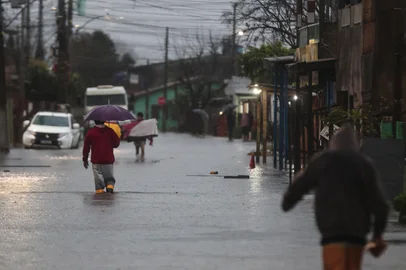 CANOAS, RS, BRASIL, 18-06-2025: Bairro Matias velho em Canoas novamente é alagado devido a forte chuva. Foto: Jonathan Heckler/Agência RBS<!-- NICAID(16062408) -->