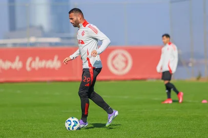 PORTO ALEGRE, RS, BRASIL, 10-07-2025: O volante Thiago Maia em treino do Inter no CT Parque Gigante. (Foto: Ricardo Duarte/Inter/Divulgação)<!-- NICAID(16077916) -->