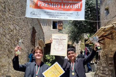 Músicos da Orquestra Jovem Recanto Maestro vencem prêmio internacional na Itália. No Concorso Musicale Internazionale di Comitato Civico Prêmio Lizori, na Itália. O venezuelano Joaquin Ramos Yustiz, residente em Agudo, venceu o primeiro prêmio absoluto, com a pontuação 100/100 no clarinete, e o santamariense Artur Paulus Freitas também recebeu o primeiro prêmio, na viola, com nota 95/100. Ambos com 17 anos, os jovens músicos disputaram com mais de 75 alunos de diversas nacionalidades.Artur é o do esquerda, Joaquin, o da direita.<!-- NICAID(16046980) -->