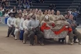 oreografia apresentada pelo Centro Nativista Boitatá, de São Borja, durante o Enart, falou sobre a fome e chamou atenção no evento.<!-- NICAID(15612746) -->