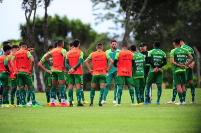 CAXIAS DO SUL, RS, BRASIL, 27/12/2022. Treino do Juventude no Centro de Formação de Atletas e Cidadãos (CFAC). O Juventude se prepara para a estreia do Campeonato Gaúcho 2023. Na foto, técnico Celso Roth (D de boné). (Porthus Junior/Agência RBS)<!-- NICAID(15306042) -->