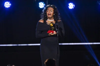 LAS VEGAS, NEVADA - NOVEMBER 17: Liniker accepts the Best MBP Album award for "Indigo Borboleta Anil" onstage during the Premiere Ceremony for The 23rd Annual Latin Grammy Awards on November 17, 2022 in Las Vegas, Nevada.   David Becker/Getty Images for The Latin Recording Academy/AFP (Photo by David Becker / GETTY IMAGES NORTH AMERICA / Getty Images via AFP)<!-- NICAID(15268989) -->