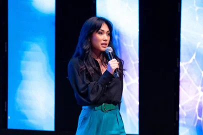Com o tema “Viralizando o propósito”, a atriz Danni Suzuki será uma das palestrantes do palco principal do 6º Simpósio Estadual do Varejo, evento que será promovido pelo Sindilojas, no dia 29, em Caxias do Sul. A atriz contará casos de sua vida pessoal e profissional, provocando a reflexão do público sobre o papel de cada um em um mundo em constante evolução.  <!-- NICAID(15839450) -->