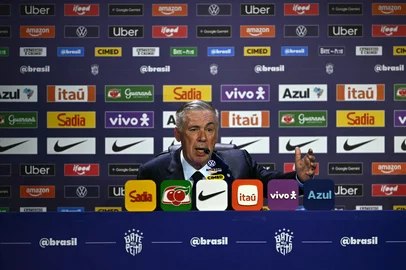 Brazil's football team head coach Carlo Ancelotti speaks during an event to announce Brazil's squad for the 2026 FIFA World Cup at the Museum of Tomorrow, in downtown Rio de Janeiro, Brazil, on May 18, 2026. (Photo by Mauro PIMENTEL / AFP)Editoria: SPOLocal: Rio de JaneiroIndexador: MAURO PIMENTELSecao: soccerFonte: AFPFotógrafo: STF<!-- NICAID(16287895) -->