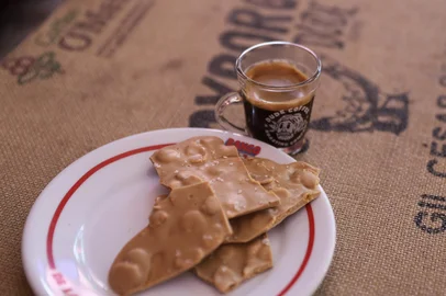 CAXIAS DO SUL, RS, BRASIL. 09-07-2025. Workshop em Caxias vai abordar a harmonização de chocolates com café. O evento será ministrado pelo barista, Ricardo Bonalume, e pela chocolatier Camila Capeletti.Indexador: Bruno Todeschini<!-- NICAID(16077282) -->