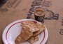 Café e chocolate podem ficar ainda melhores quando consumidos de forma harmonizada; saiba quais combinam  