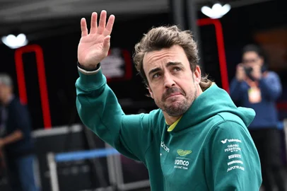 Alonso pilota pela Aston Martin desde 2023.