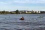 Mergulhadores do Corpo de Bombeiros Militar realizam buscas a um homem no Guaíba, na zona sul de Porto Alegre. O indivíduo, ainda não identificado, teria decidido nadar por volta das 16h de sábado (15), próximo ao Parque Pontal. Desde então, o homem não foi mais localizado.<!-- NICAID(15483923) -->