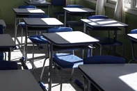 PORTO ALEGRE, RS, BRASIL - 2025.02.25 - Com nova onda de calor, volta o debate sobre aulas acontecerem mesmo com altas temperaturas. Na escola estadual Cândido Portinari muitas salas não têm ar condicionado, tendo apenas ventilador de teto. A direção comprou de forma emergencial 10 pequenos ventiladores para distribuir em salas de aula que recebem cerca de 30 alunos cada. (Foto: André Ávila/ Agência RBS)Indexador: Andre Avila<!-- NICAID(15983333) -->