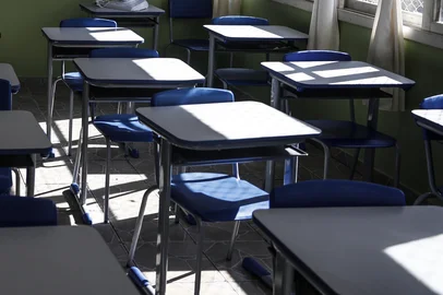 PORTO ALEGRE, RS, BRASIL - 2025.02.25 - Com nova onda de calor, volta o debate sobre aulas acontecerem mesmo com altas temperaturas. Na escola estadual Cândido Portinari muitas salas não têm ar condicionado, tendo apenas ventilador de teto. A direção comprou de forma emergencial 10 pequenos ventiladores para distribuir em salas de aula que recebem cerca de 30 alunos cada. (Foto: André Ávila/ Agência RBS)Indexador: Andre Avila<!-- NICAID(15983333) -->