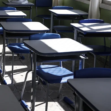 PORTO ALEGRE, RS, BRASIL - 2025.02.25 - Com nova onda de calor, volta o debate sobre aulas acontecerem mesmo com altas temperaturas. Na escola estadual Cândido Portinari muitas salas não têm ar condicionado, tendo apenas ventilador de teto. A direção comprou de forma emergencial 10 pequenos ventiladores para distribuir em salas de aula que recebem cerca de 30 alunos cada. (Foto: André Ávila/ Agência RBS)Indexador: Andre Avila<!-- NICAID(15983333) -->