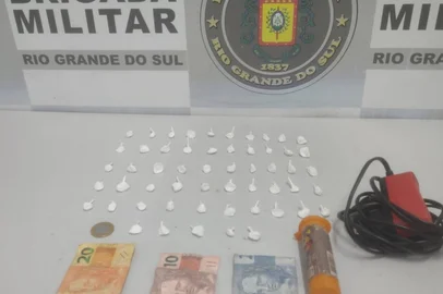 Foragido é preso com drogas e dinheiro em Caxias do SulFoto com drogas e dinheiro apreendidos.<!-- NICAID(15782740) -->