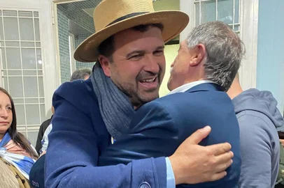 Prefeito Adiló Didomenico cumprimento Neri, O Carteiro pela reeleição à Assembleia gaúcha<!-- NICAID(15225570) -->