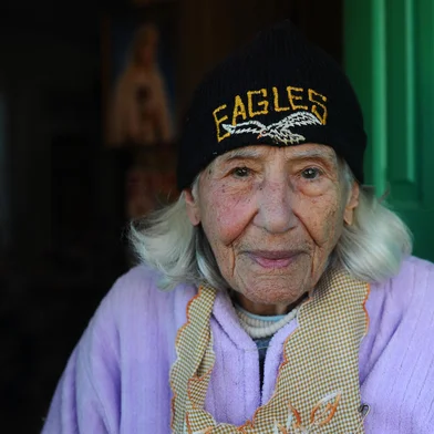 CAXIAS DO SUL, RS, BRASIL, 19/06/2023. Albertina Alves de Albuquerque, moradora do bairro Serrano, tem 100 anos de idade. Com 33 anos a menos que a cidade de Caxias do Sul, ela é case de reportagem sobre o aniversário do município. (Bruno Todeschini/Agência RBS)Indexador: BTK<!-- NICAID(15461080) -->