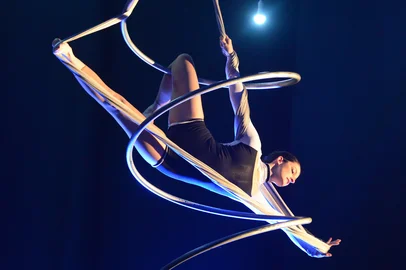 O Sesc Caxias do Sul realiza, nos dias 18 e 19 de abril, às 19h30, o espetáculo "Sonhário", da Cia Circo de Aéreos Joanas D’Ar. A iniciativa integra a programação cultural da Unidade, que tem como objetivo ampliar o acesso às artes e valorizar a produção local e regional. As apresentações acontecem na sede do grupo, na Rua Fernando Francisco Kaller, 2032, no bairro São Leopoldo.<!-- NICAID(16265415) -->