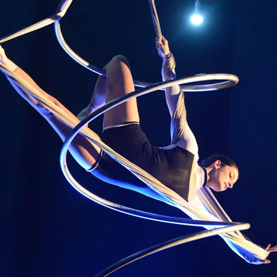 O Sesc Caxias do Sul realiza, nos dias 18 e 19 de abril, às 19h30, o espetáculo "Sonhário", da Cia Circo de Aéreos Joanas D’Ar. A iniciativa integra a programação cultural da Unidade, que tem como objetivo ampliar o acesso às artes e valorizar a produção local e regional. As apresentações acontecem na sede do grupo, na Rua Fernando Francisco Kaller, 2032, no bairro São Leopoldo.<!-- NICAID(16265415) -->