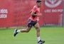 Quase cinco meses após a cirurgia, Gabriel volta a correr no gramado do CT do Inter