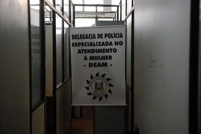 CAXIAS DO SUL, RS, BRASIL (30/08/2021)atividade que faz parte da comemoração dos 15 anos da Lei Maria da Penha, será realizada a partir das 10h na sede da Delegacia Especializada de Atendimento à Mulher (Deam). No espaço, as mulheres terão acesso a diversos atendimentos. São eles: plantão jurídico-criminal com a promotora de justiça Letícia Ilges, plantão jurídico-cível (divórcio, regulamentação de pensão alimentícia e guarda) com o Saju/UCS, plantão psicológico com a Clínica Conatus e plantão social com a prefeitura de Caxias do Sul. Também haverá um espaço de terapias alternativas e embelezamento da mulher. (Antonio Valiente/Agência RBS)<!-- NICAID(14876172) -->