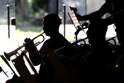 CAXIAS DO SUL, RS, BRASIL, 22/02/2024. Ensaio da Orquestra Municipal de Sopros, que se apresentará na Festa da Uva no próximo domingo (25). Na foto, a orquestra regida pelo maestro Gilberto Salvagni. (Bruno Todeschini/Agência RBS)<!-- NICAID(15686541) -->