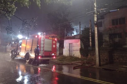 PORTO ALEGRE, 17/06/2022, Bombeiros combatem incêndio em casas no bairro Jardim Itu Sabará; 12 moradores de imóvel na Rua Paul Harris não se feriram e estão nas casas de vizinhos<!-- NICAID(15126612) -->