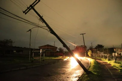 PORTO ALEGRE, RS, BRASIL, 18/05/2022- Poste inclinado na 5º unidade da Restinga . Foto: Ronalo Bernardi / Agencia RBS<!-- NICAID(15098990) -->