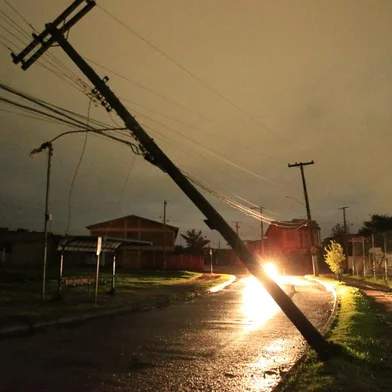 PORTO ALEGRE, RS, BRASIL, 18/05/2022- Poste inclinado na 5º unidade da Restinga . Foto: Ronalo Bernardi / Agencia RBS<!-- NICAID(15098990) -->