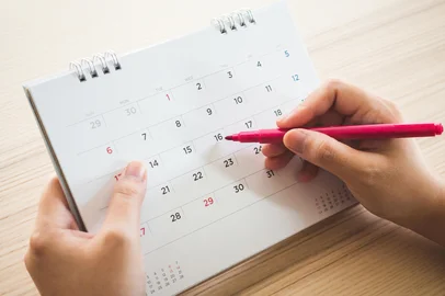 Hand with pen writing on calendar page closeupFonte: 260977955<!-- NICAID(15989789) -->