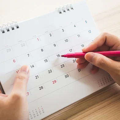 Hand with pen writing on calendar page closeupFonte: 260977955<!-- NICAID(15989789) -->