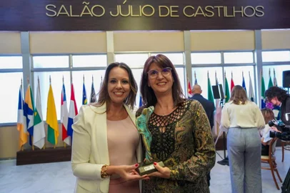 O trabalho inspirador de Maurien Randon, diretora-presidente do Instituto Elisabetha Randon, mereceu uma grande homenagem na Assembleia Legislativa nesta quarta-feira (6). A caxiense e outras 10 mulheres foram indicadas pela bancada feminina e partidos para receber o Prêmio Mulher Cidadã.<!-- NICAID(15698797) -->