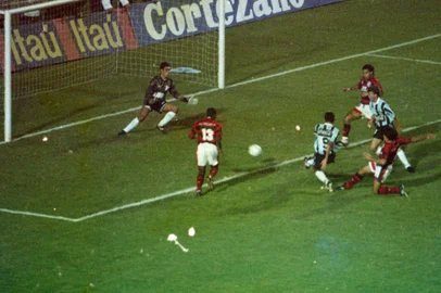 Grêmio x Flamengo, Copa do Brasil de 1995#Envelope: 151218#Pasta: 59254<!-- NICAID(13575731) -->