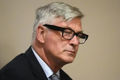 US actor Alec Baldwin participates in a pretrial hearing in Santa Fe, New Mexico, on July 8, 2024. Baldwin is facing a single charge of involuntary manslaughter in the death of a cinematographer. In October 2021, on the New Mexico set of his low-budget Western "Rust," a gun pointed by Baldwin discharged a live round, killing the film's cinematographer Halyna Hutchins and wounding its director. (Photo by Ross D. Franklin / POOL / AFP)Editoria: ACELocal: Santa FeIndexador: ROSS D. FRANKLINSecao: trialsFonte: POOLFotógrafo: STR<!-- NICAID(15809400) -->