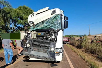 Acidente entre caminhão e colheitadeira deixa dois feridos no noroeste do RS<!-- NICAID(16000966) -->