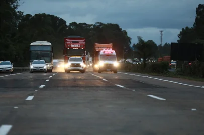 GLORINHA, RS, BRASIL - 2024.11.21: Liberação do trânsito em trecho do Km 46 da freeway . (Foto: Renan Mattos/ Agência RBS)<!-- NICAID(15918769) -->