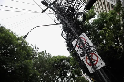 Porto Alegre, RS, Brasil - 11/01/2024 - Postes com emaranhados de fios na Capital. Na foto: Avenida Independência, quase esquina com Ramiro Barcelos (emaranhado) (Foto: Anselmo Cunha/Agência RBS)<!-- NICAID(15647574) -->