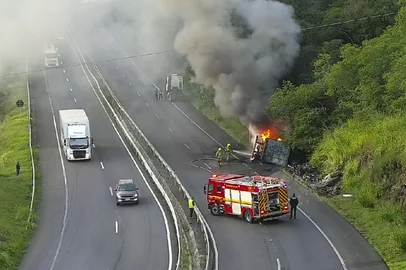 PRF / Divulgação Semireboque pegando fogo no km 333 sentido Lajeado<!-- NICAID(16282498) -->