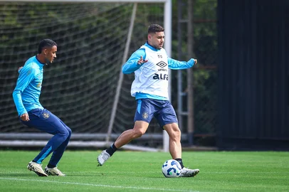 RS - FUTEBOL/ TREINO GREMIO 2025 - ESPORTES - Jogadores do Gremio realizam treino tÃ©cnico durante a manha desta terca-feira, no CT Luiz Carvalho, na preparaÃ§Ã£o para a partida valida pelo Campeonato Brasileiro 2025. FOTO: LUCAS UEBEL/GREMIO FBPA<!-- NICAID(16106724) -->