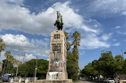 Estátua de Bento Gonçalves, que hoje está na Avenida João Pessoa, em Porto Alegre<!-- NICAID(15376716) -->