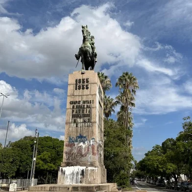 Estátua de Bento Gonçalves, que hoje está na Avenida João Pessoa, em Porto Alegre<!-- NICAID(15376716) -->