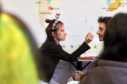 Estudantes do CETEC Ensino Médio inauguraram a performance Tribu Candy, da artista colombiana Maria Isabel Vargas. Ela vem percorrendo o mundo com doces na bagagem para promover um ritual de decoração corporal. Nesta semana, a artista de Bogotá, que já levou o projeto para outros países, como México e Islândia, colocou Caxias no seu mapa após apresentar o projeto inspirado na sua relação com um território de legado indígena e uma tribo globalizada representada pela matéria-prima que reproduz colares e acessórios tribais com doces ultraprocessados, objetos de consumo massivo.FOTO: artista colombiana Maria Isabel Vargas<!-- NICAID(16061035) -->